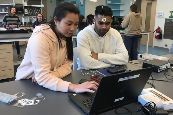 Biomedical engineering students in the lab_2