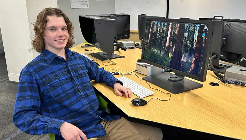 Leo Giordano sits at a desk with a computer.