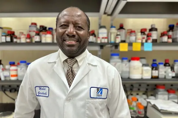 Mahdi Garelnabi in research lab