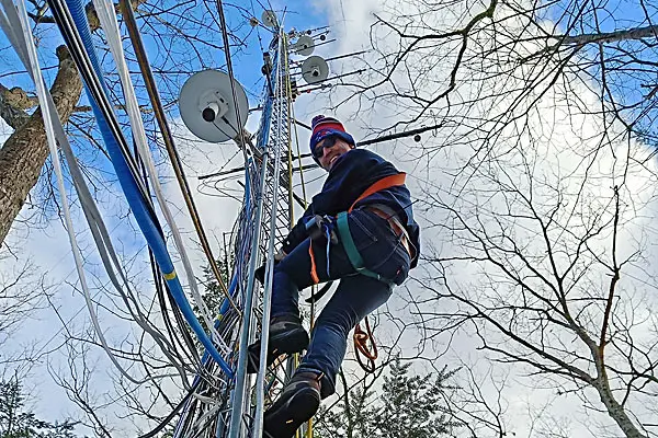 Obrist-climbs-tower